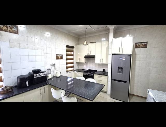 3 bed property to rent in CAPITAL PARK